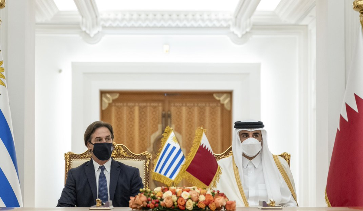 HH the Amir Holds Talks Session with President of Uruguay
